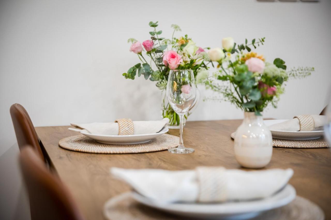 Five Star Westlake 1St-4Th Floors Hotel & Serviced Apartment Hanoj Exteriér fotografie A table set for a meal