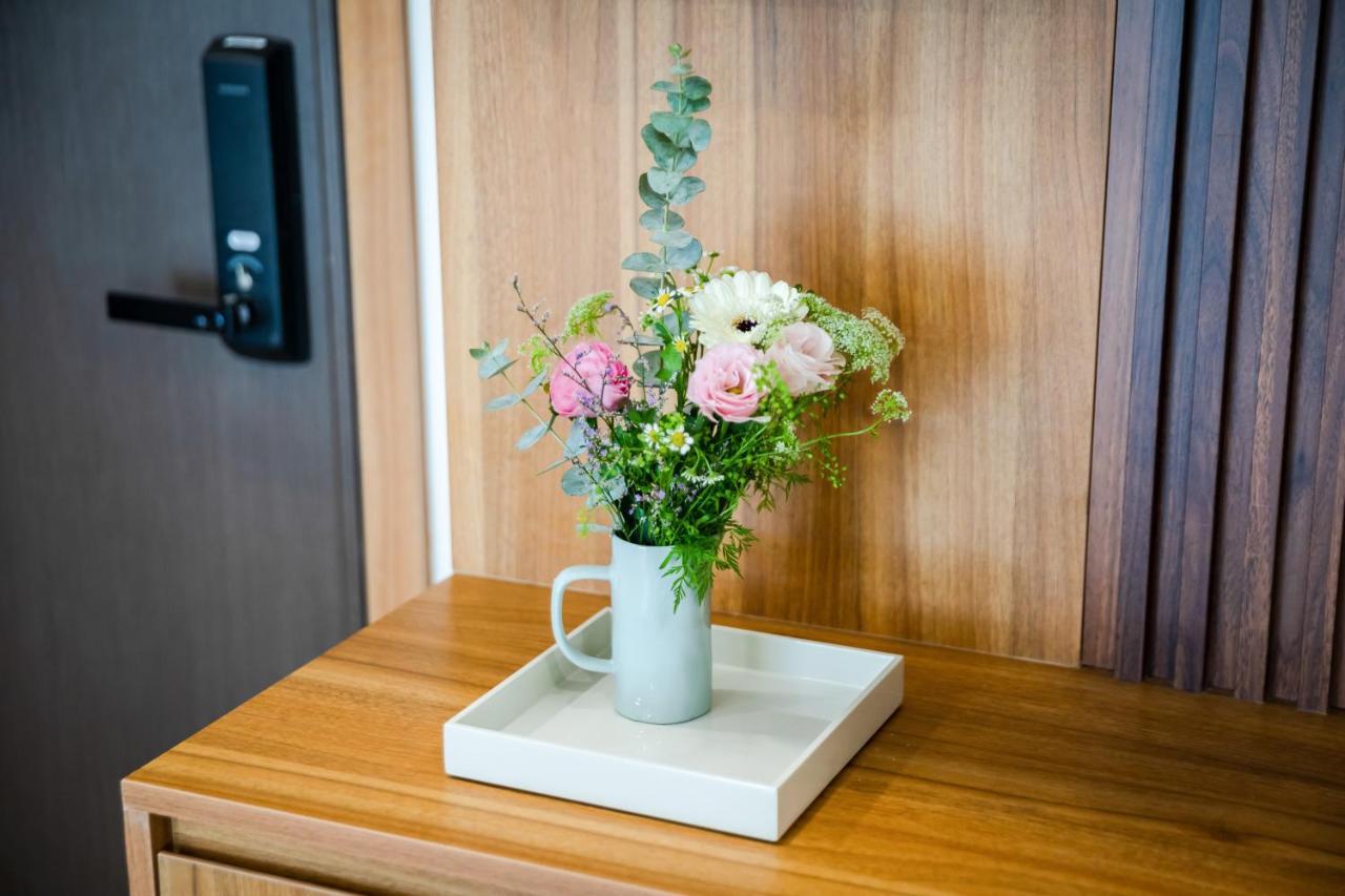 Five Star Westlake 1St-4Th Floors Hotel & Serviced Apartment Hanoj Exteriér fotografie A flower arrangement in a hotel room