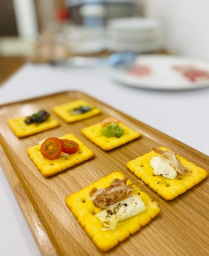 Five Star Westlake 1St-4Th Floors Hotel & Serviced Apartment Hanoj Exteriér fotografie Cheese crackers with various toppings